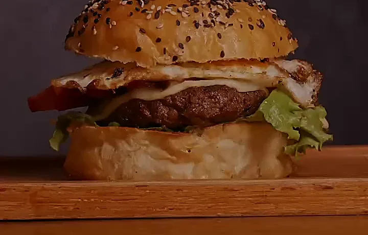 Hamburguesa en pan con ajonjolí, huevo y queso