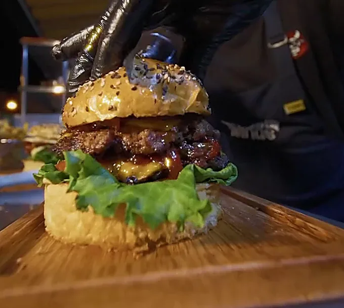 La Toro de lidia armada con onion rings