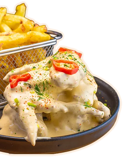 Alitas en salsa con ají y papas fritas